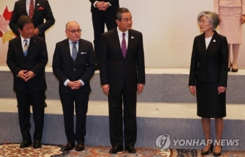 한중일, 외교장관 화상회의…강경화 “충격 최소화 함께 고민“