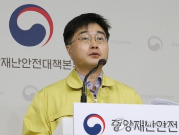 방역당국 “4월 6일 개학, 학교 문 연 싱가포르 참고하겠다“