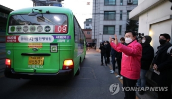 선거유세 첫날 '새벽 버스' 탄 황교안…“민생경제 살리겠다“