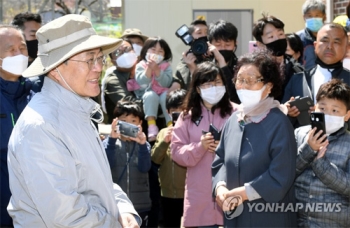 문 대통령 “강원 산불 이겨낸 정신으로 코로나19도 이겨낼 것“ 