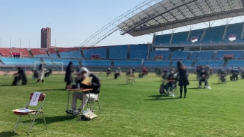 2만5천명 국가시험 논란…접촉 막으려 '축구장 시험'도