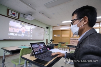 '교사가 전화로 잠 깨우고…' 온라인 개학 첫날 곳곳서 차질