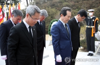 정 총리, 임정수립 101주년 맞아 현충원 임정요인 묘역 참배