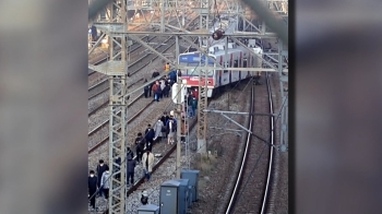 용산행 급행 열차 '탈선'…승객 100여 명 철로 걸어서 이동