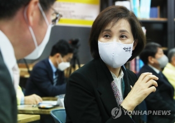 UAE 교육장관 “한국 온라인개학 어떻게 했나“…유은혜와 회담