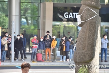 당국 “황금연휴 코로나19 방역 분기점…증상있으면 여행 말아야“