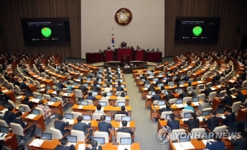 내달 전국민 긴급재난지원금 지급…12.2조 규모 2차추경 통과