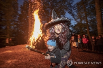 스웨덴서 봉쇄 대신 '악취 방역'…“닭똥 뿌려 축제인파 차단“