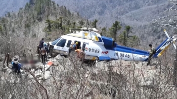 지리산서 등산객 구조하던 소방헬기 추락…2명 사망