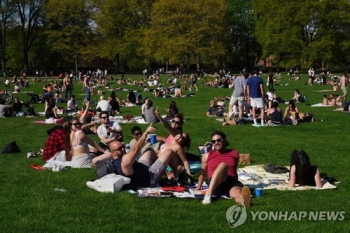 미국, 지역별 봉쇄완화에 곳곳 나들이 인파…정상화 요구 시위도