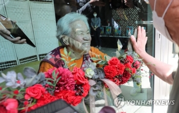 “요양시설 칸막이면회 등 검토…이번 어버이날엔 전화로 안부를“