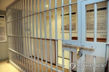 자가격리 어긴 해외입국자, 지명수배 드러나 유치장 수감