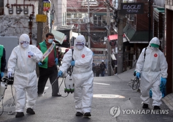 정부 “방역망 밖 사례 주시…생활방역 재검토는 더 지켜보고“