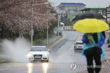 제주 강한 비바람…“한라산 등산로 모두 통제“