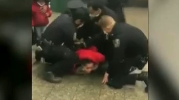 마스크 때문에…뉴욕 경찰, 딸 보는 앞 엄마 강압 체포