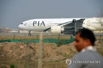 107명 탄 파키스탄 여객기 카라치공항 인근 주거지 추락