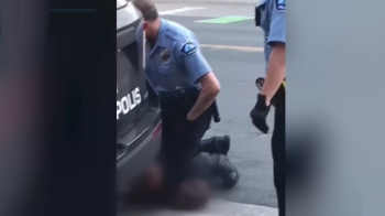 “숨 쉴 수 없어요“…미국서 흑인, 경찰 무릎에 목 눌려 사망