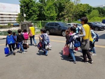 서울 강동구, 하굣길 어린이 보호 '워킹 스쿨버스' 운영