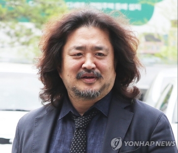 “이용수 할머니 명예훼손“…'배후설' 김어준, 검찰 고발돼