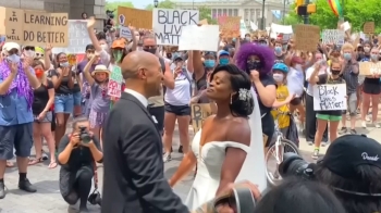 시위 현장서 결혼식 올린 커플…“차별 극복에 결혼 자금 기부“