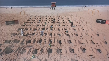 브라질 해변이 공동묘지로?…100개의 '슬픈 십자가'