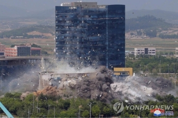 와르르 무너진 '남북협력' 상징…북, 연락사무소 폭파사진 공개