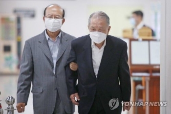 김기춘 '화이트리스트' 파기환송심서 징역 1년…법정구속 면해