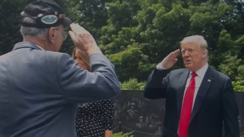 트럼프, 한국전 기념비 첫 참배…“비공개 메시지 있었다“