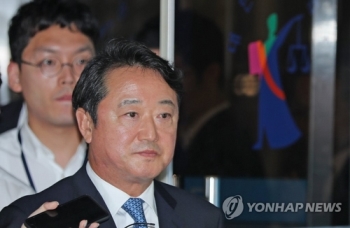 '인보사 의혹' 이웅열 전 코오롱 회장 구속심사 내일로 연기
