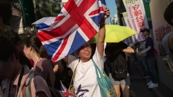 영국 “홍콩인, 5년 살면 시민권 신청 허용…이주 도울 것“