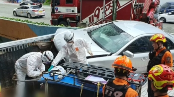 부산서 승용차 사고 뒤 보행로 덮쳐…2명 병원 이송