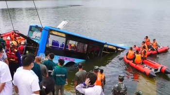 중국서 호수로 버스 추락…“21명 사망, 15명 부상“