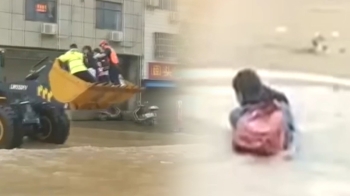 수험생 아들 업고 헤엄쳐 고사장에…중국도 '기록적 폭우'