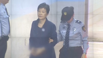 박근혜 '국정농단·특활비' 징역 20년 선고···10년 감형