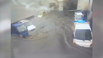승용차도 휩쓸려…시간당 79㎜ '물폭탄' 쏟아진 부산