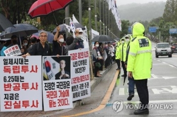 '백선엽 안장' 대전현충원서 찬반 대립…운구차 진입 방해 시도