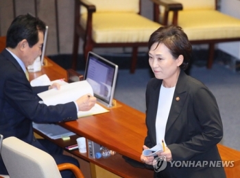 김현미 “집값 걱정에 죄송…자리 연연 안해“