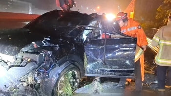 빗길 고속도로 달리던 SUV 가드레일 충돌…3명 숨져