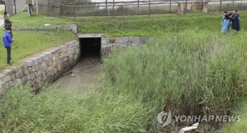 월북 탈북민, 배수로 철망 벌려 탈출→구명조끼로 한강 건넌 듯