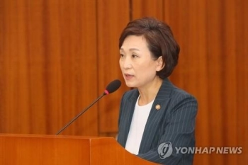 김현미 “중저가 주택 재산세율 인하 대책 10월 발표“