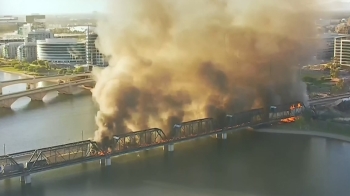 호수 위 지나던 화물열차 탈선 화재…“지옥의 한 장면“
