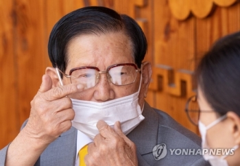 신천지 이만희 총회장 '구속 기로'…법원 영장실질심사 개시