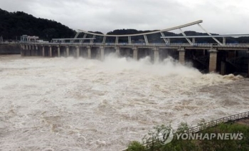 강원 중부 호우경보 속 북한강 수계 일제히 댐 수문 개방