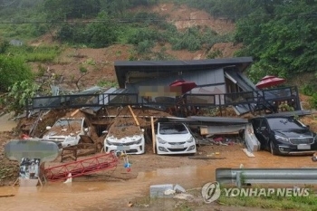 '시간당 80㎜ 비' 가평 펜션에 토사 덮쳐…3명 매몰 추정