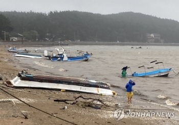 어선 뒤집히고 캠핑장엔 파도 덮쳐…수마 할퀸 충남 강풍에 휘청