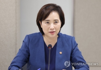 유은혜 “수능 일정 더 안 미룬다…안정적 시험 시행 준비“