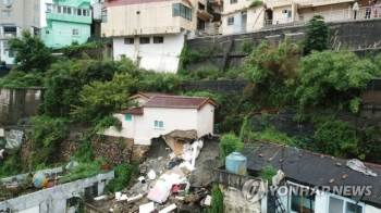 251㎜ 폭우 내린 부산서 옹벽 붕괴·차량 침수 피해 잇따라
