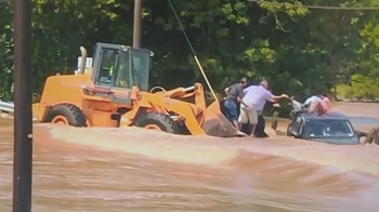일가족 차량 물에 휩쓸리자…시민들 '중장비 구조작전'