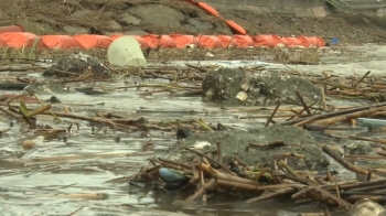 폭우에 휩쓸린 생활쓰레기…호수·강·바다까지 '몸살'