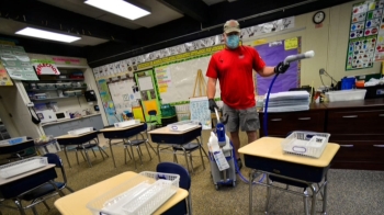 미국, 교실 문 열자 집단감염 속출…온라인 수업 복귀